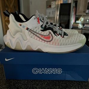 Boys size 7 Nike Giannis